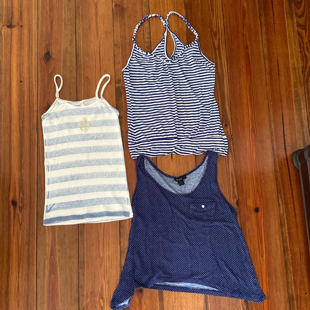 Set of 3 blue & white tanks